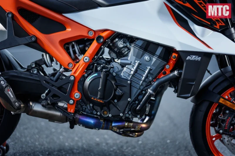 2025 KTM 990 DUKE R