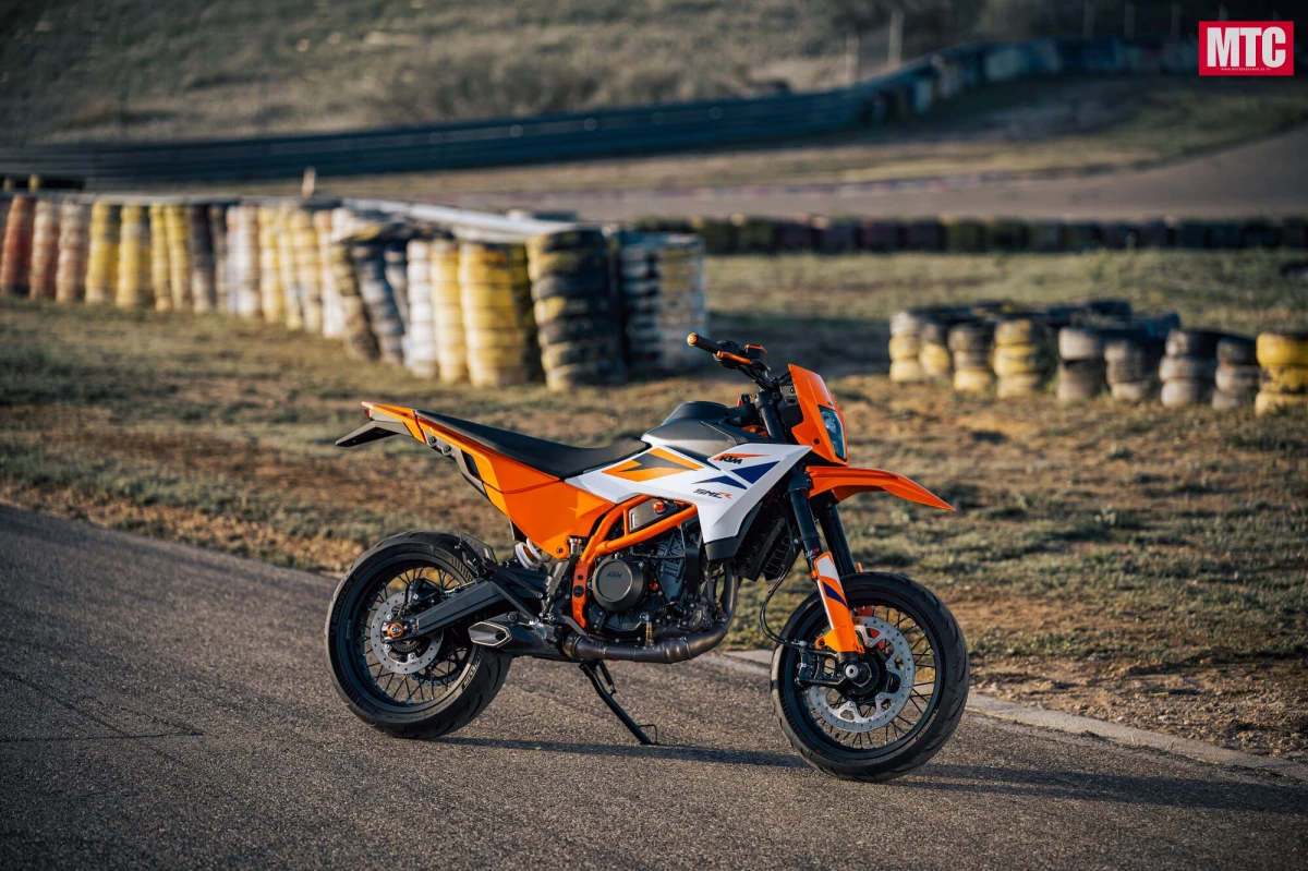 2025 KTM 390 SMC R