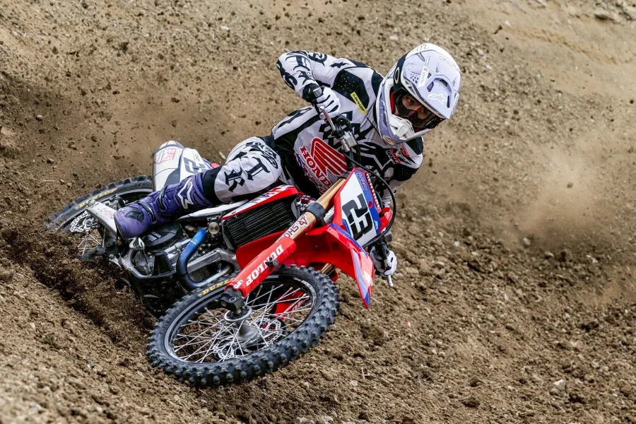 “นีโม่-จิรัฎฐ์” ควบ Honda CRF450R ดวลเดือดสู้ไม่ถอย