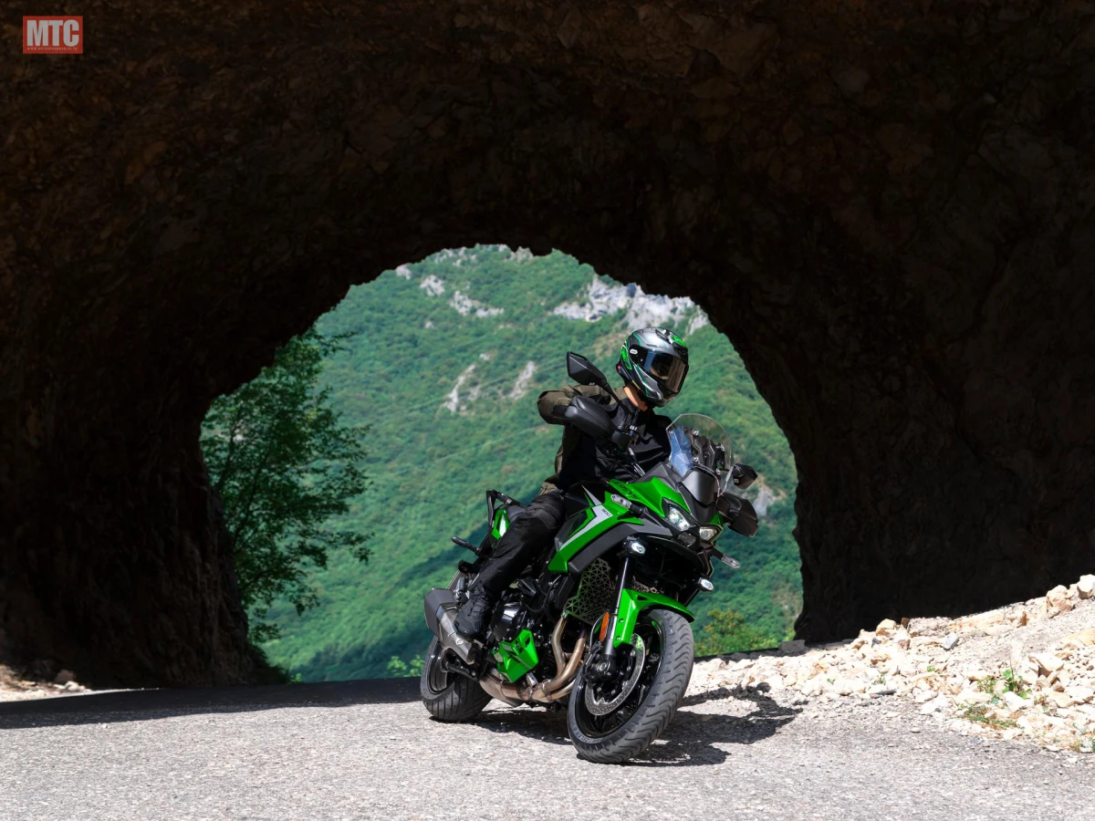 2027 Versys 900SE - Kawasaki