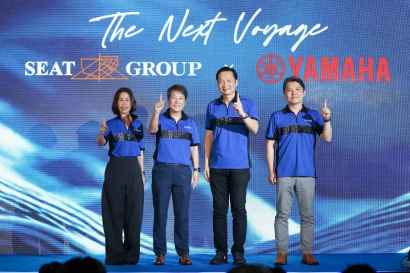 นายพงศธร เอื้อมงคลชัย ประธานกรรมการบริหาร บริษัท ไทยยามาฮ่ามอเตอร์ จำกัด พร้อมด้วย มร.โนโซบุ มิยาจิมะ ผู้จัดการทั่วไปอาวุโสฝ่ายการตลาดธุรกิจ สายงานธุรกิจทางน้ำ